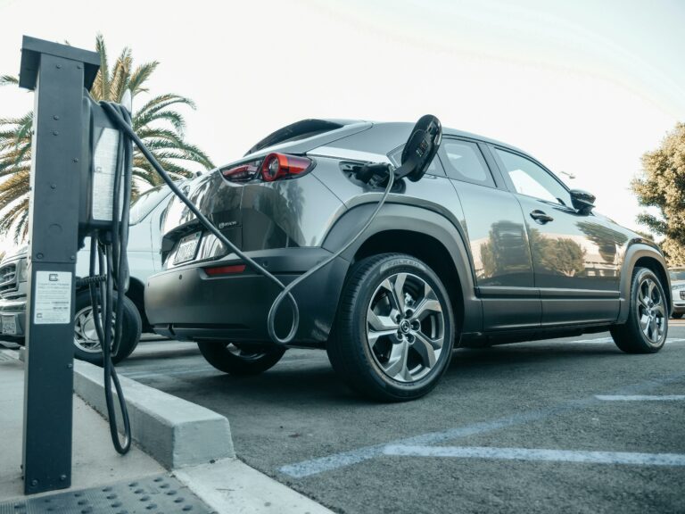 Estaciones de carga solar para coches eléctricos: ¿Son viables?