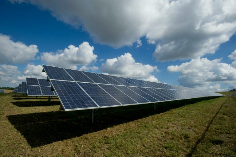 10 mitos sobre la energía solar y el autoconsumo (que deberías dejar de creer)