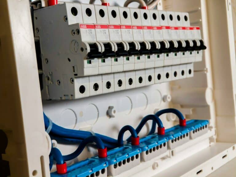 El cuadro eléctrico de una vivienda es uno de esos elementos que utilizamos muy poco hasta que salta un interruptor y nos quedamos sin luz.